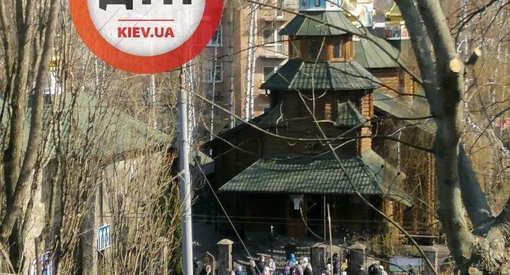 В Киеве толпа с детьми пришла в храм: появились фото