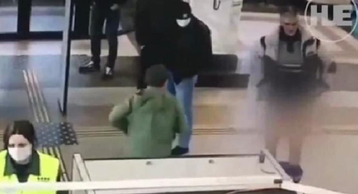 В Пскове мужчина снял трусы на вокзале