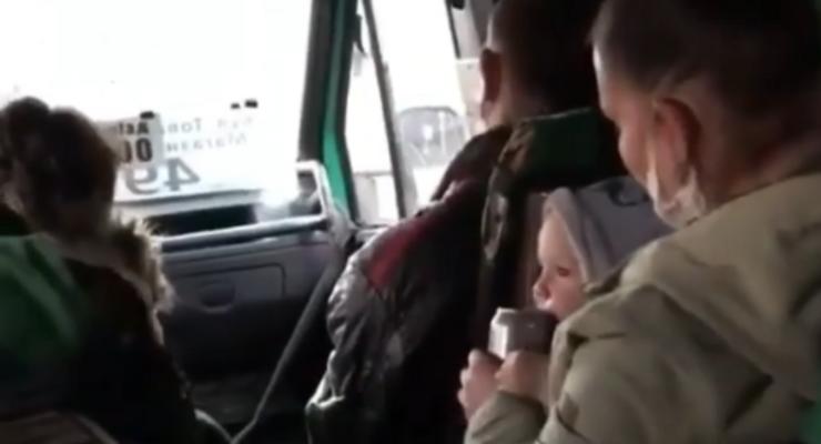 В Запорожье мать поила ребенка алкоголем в маршрутке: появилось видео