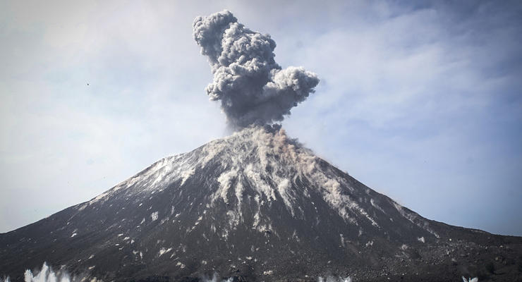Извержение вулкана Анак-Кракатау попало на видео