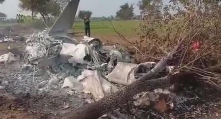 В Пакистане разбился военный самолет, есть жертвы