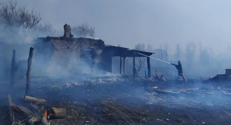 Пожар на Черниговщине: из-за поджога травы горит хутор Обырок