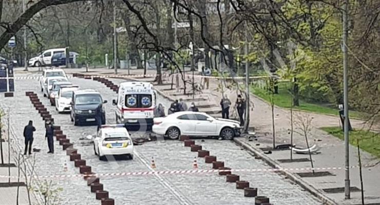 В Киеве провели спецоперацию: водителя Lexus уложили лицом к асфальту