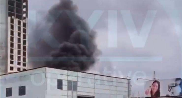 В Киеве сильный пожар: Горит электростанция на Позняках