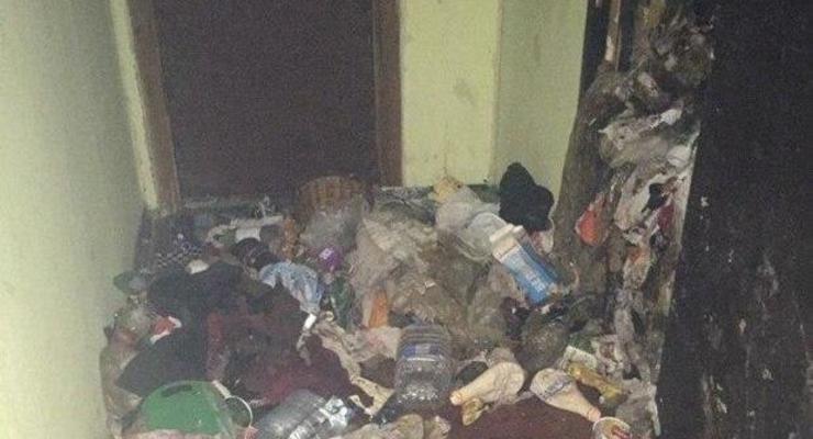 В киевской квартире под завалами мусора нашли женщину