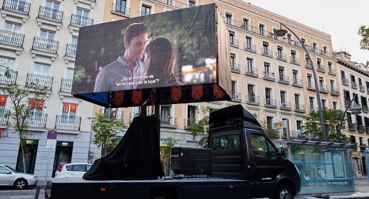 Карантин: в Мадриде появились уличные кинотеатры