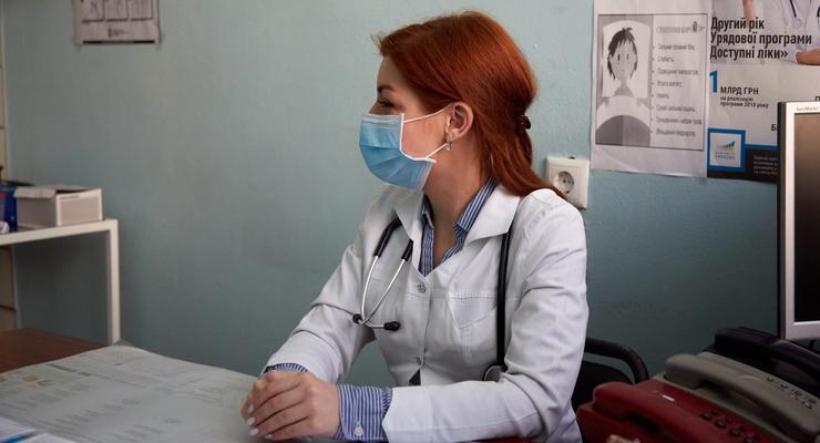 С начала эпидемии COVID-19 в Украине заболели 700 медиков