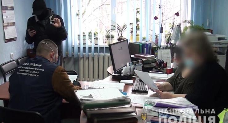 В Киеве работницы миграционной службы выдавали паспорта "мертвых душ"