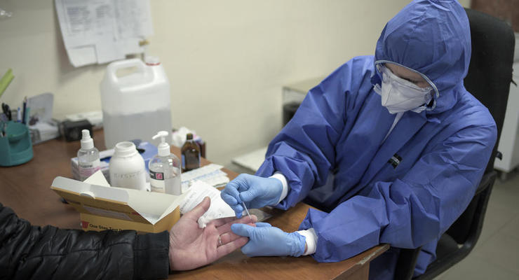В Украине за сутки больше 100 медиков заболели COVID-19