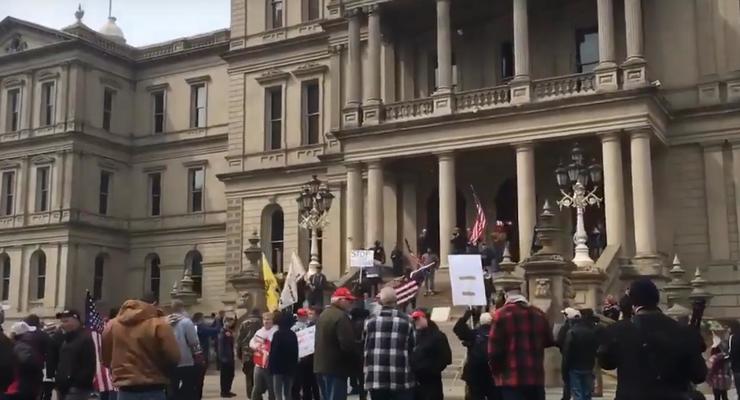 В Мичигане прошли массовые протесты против усиления карантина