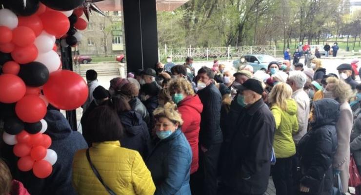 Карантин не помеха: Сотни жителей Мариуполя штурмовали магазин из-за скидок