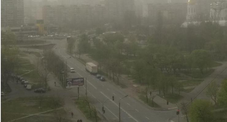 Киев накрыла мощная пылевая буря