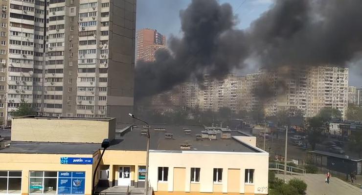 Виден столб черного дыма: В Киеве горит известный ресторан