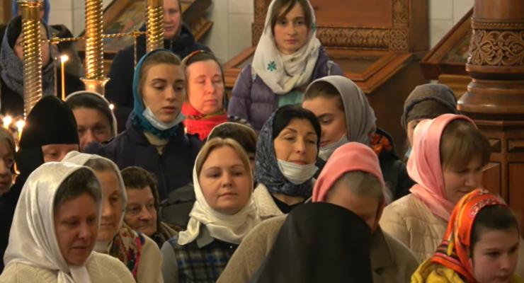 В храме Донецкой области Пасху встречали толпой и без масок