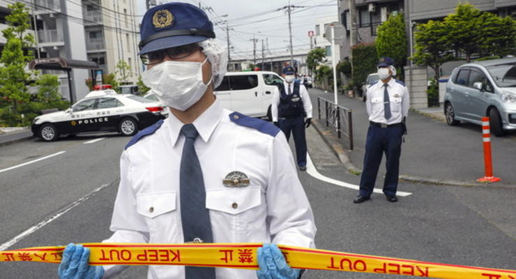 В Японии вооруженный мужчина захватил в заложники детей