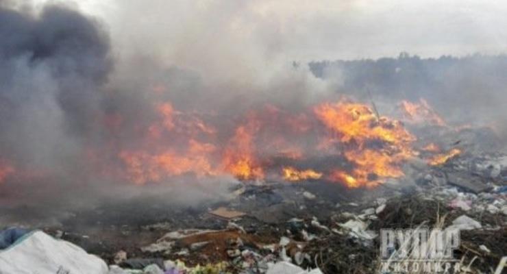 В Житомире второй день горит городская свалка