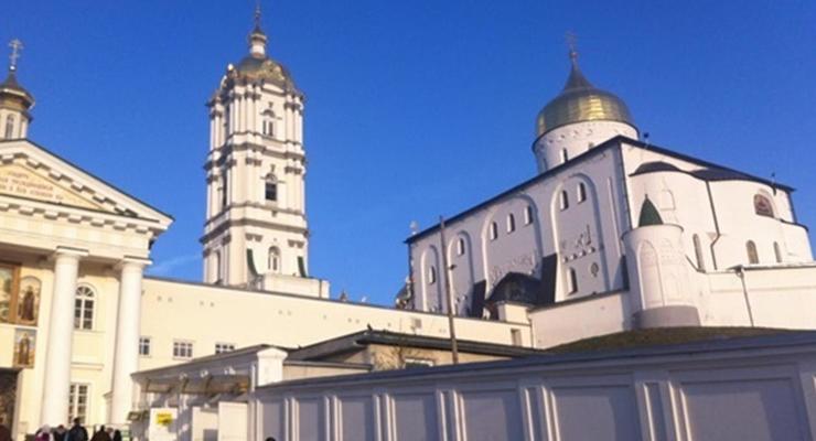 Больных COVID-19 cвященников из Почаева будут лечить в Киеве