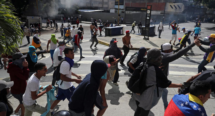 Голодные погромы в Венесуэле попали на видео