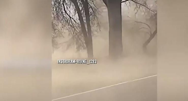 Ровно накрыла мощная пылевая буря: Видео попало в сеть