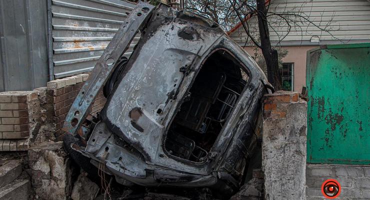 В Днепре автомобиль влетел в забор дома и сгорел