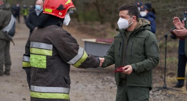 Зеленский наградил спасателей, тушивших пожары в Чернобыльской зоне