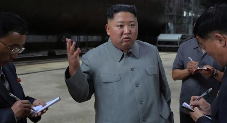 В КНДР сообщили, что Ким Чен Ын работает с документами