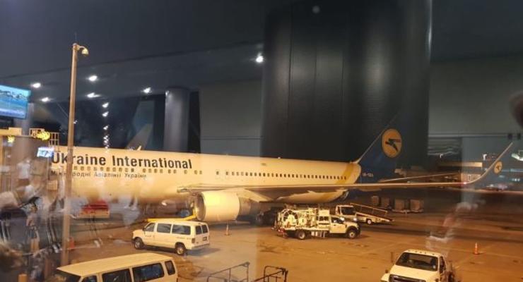 В Борисполе приземлился самолет с эвакуированными украинцами