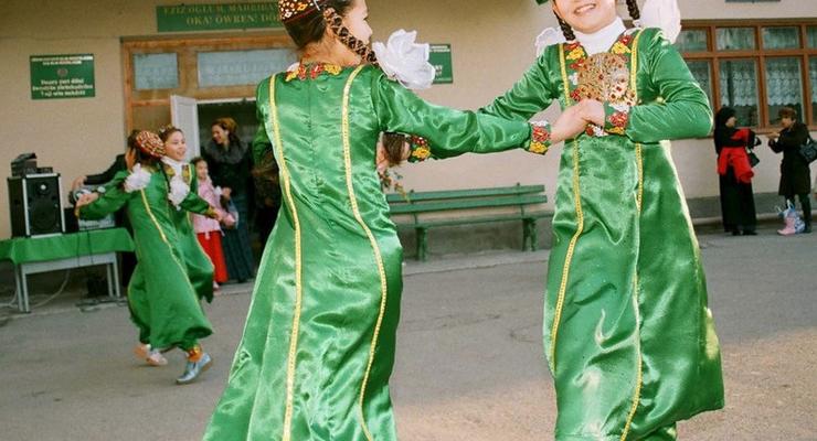 В Туркменистане бюджетницам запретили красить волосы и делать маникюр