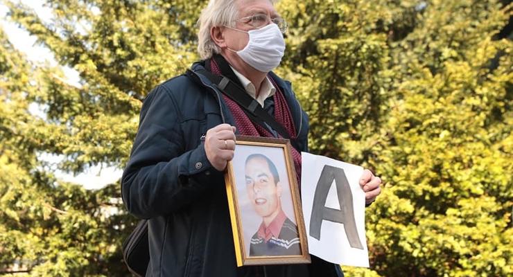У Офиса Зеленского митинговали родственники пленных на Донбассе