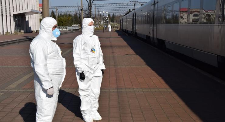 МОЗ заявил правоохранителям на чиновников, купивших костюмы биозащиты