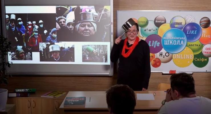 На уроке истории учитель рассказала о Майдане с кастрюлей на голове