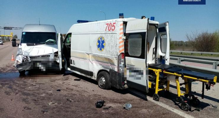 Под Киевом пьяный водитель "скорой" устроил ДТП с пострадавшими