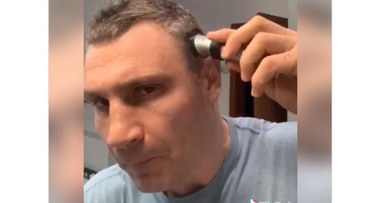 Парикмахер Кличко: Мэр Киева показал, как сам себя подстриг