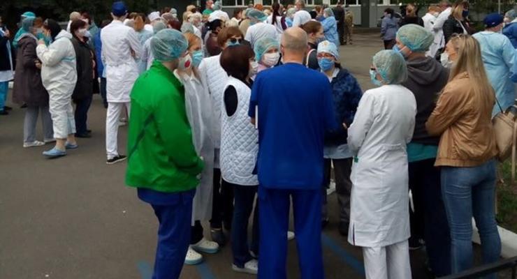 Сокращение зарплат вместо доплат: В Киеве медики вышли на протест