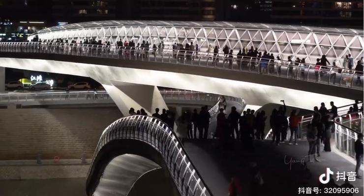 В Китае открыли мост-"ленту Мебиуса"