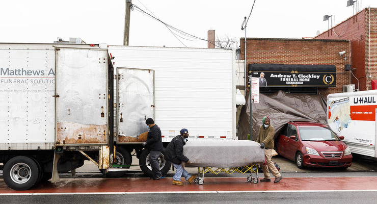 Власти Нью-Йорка расследуют инцидент с телами в грузовиках