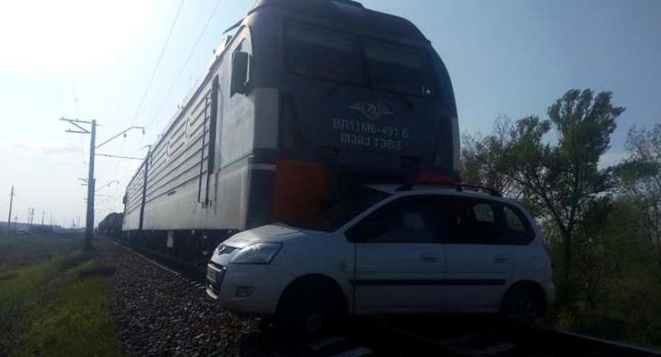 На Днепропетровщине поезд протаранил авто, есть жертвы