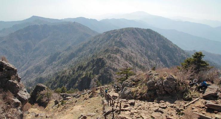 В Южной Корее в горах упал спасательный вертолет