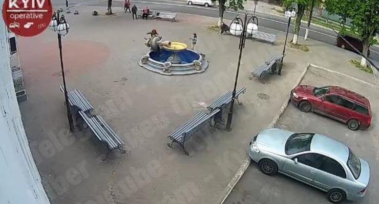 Под Киевом женщина с ребенком залезла на фонтан и сломала его