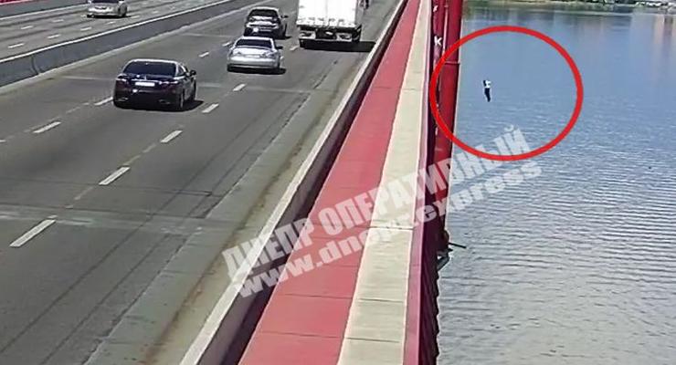 С Нового моста в Днепре прыгнул в воду парень: тело ищут второй день