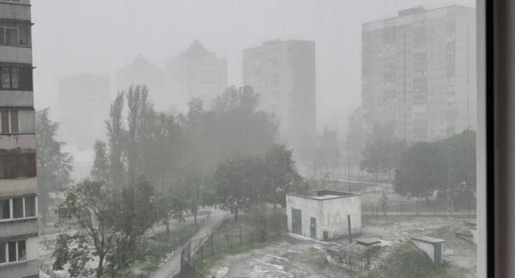 Затопленные улицы и град: На Киев обрушился мощный ливень
