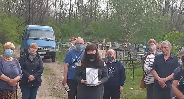 На Харьковщине простились с жестоко убитой девочкой
