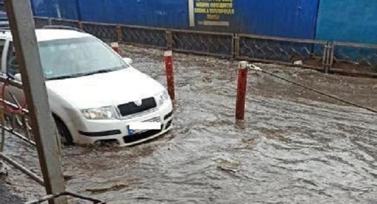 В Харькове ливнем затопило крупный рынок