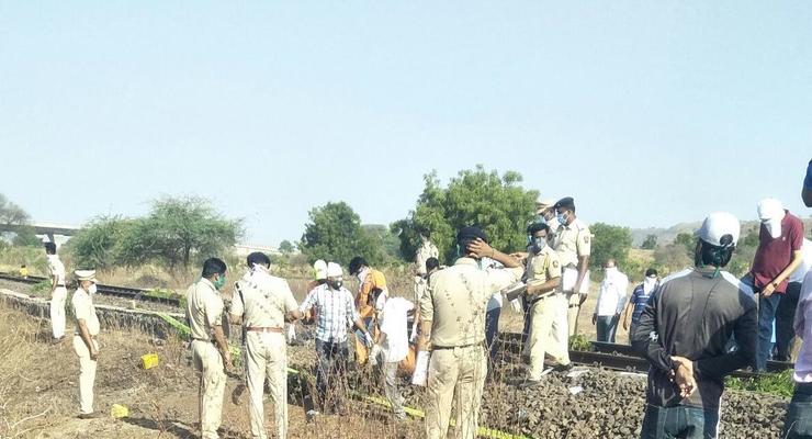 В Индии поезд переехал 16 спящих трудовых мигрантов