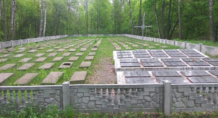 В Чернигове вандалы уничтожили 36 могильных плит