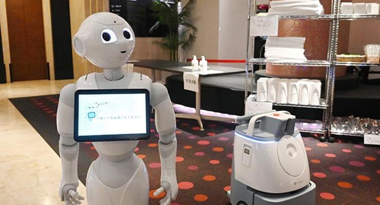В Токио зараженным COVID-19 помогают роботы