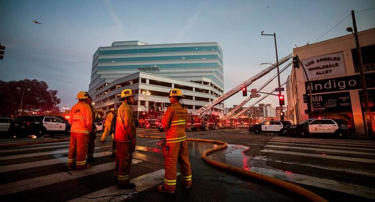 В Лос-Анджелесе произошел сильный пожар: пострадали 11 спасателей