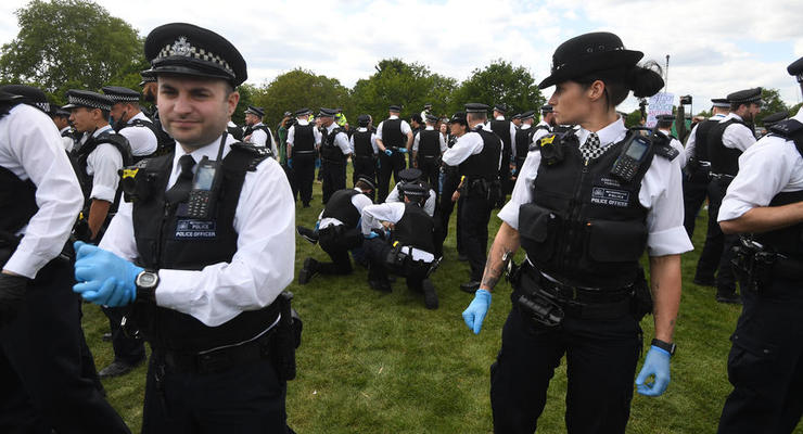 В Лондоне протесты против карантина закончились арестами