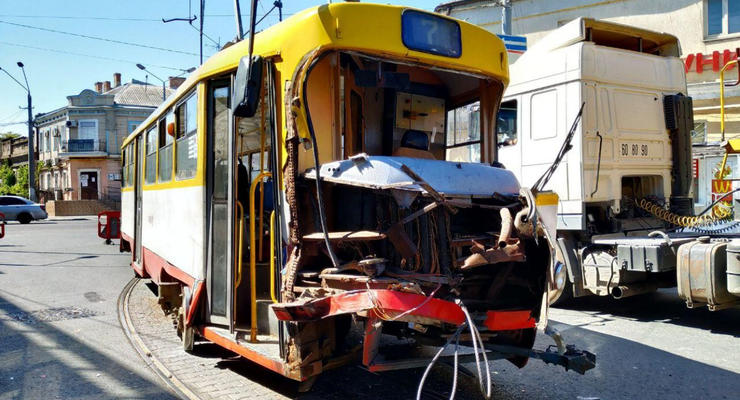 В Одессе трамвай протаранил грузовик