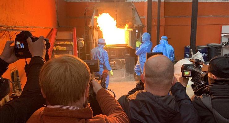 COVID-19 в Киеве: Как сжигают использованные маски и перчатки